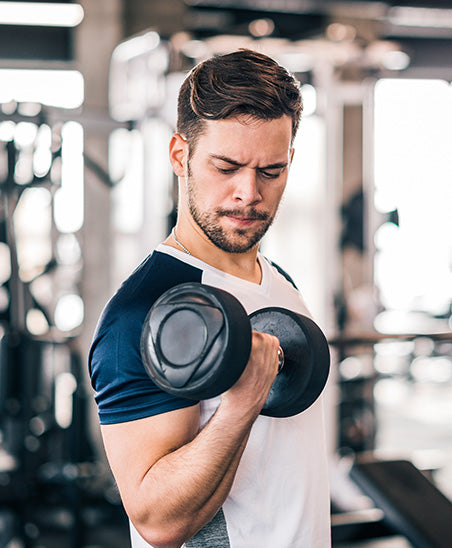 hombre ejercitando sus biceps